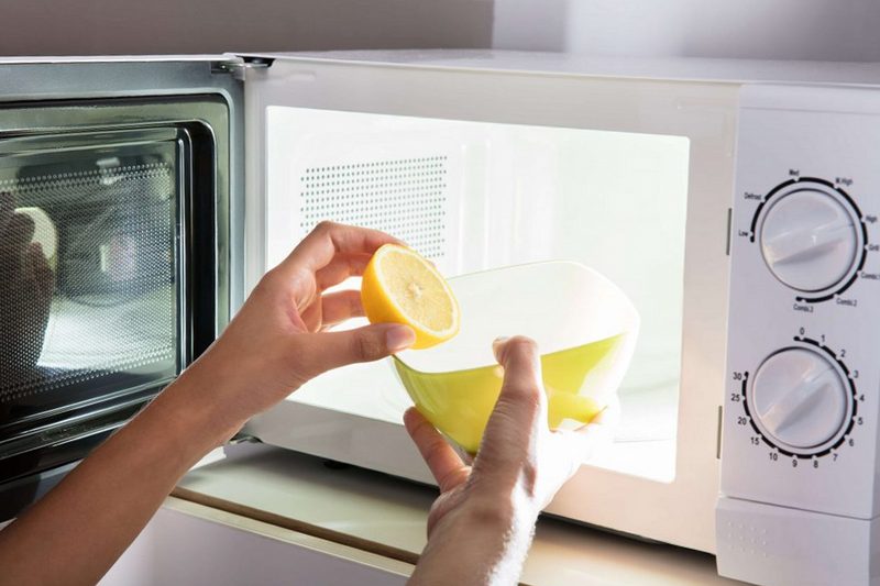 Как почистить микроволновку с помощью лимона