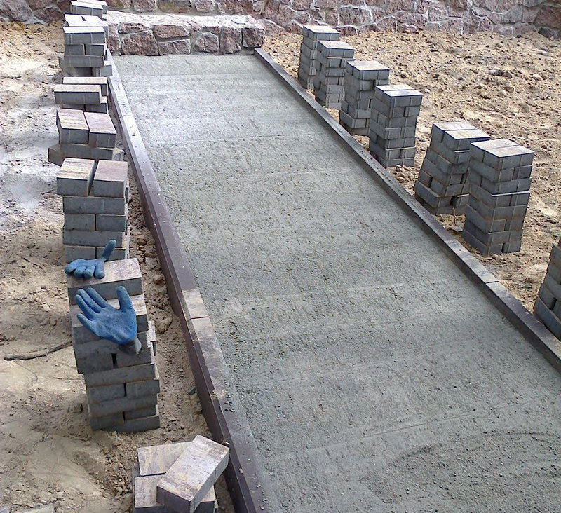 Тротуарная плитка на бетоне: можно ли класть покрытие поверх бетонного основания