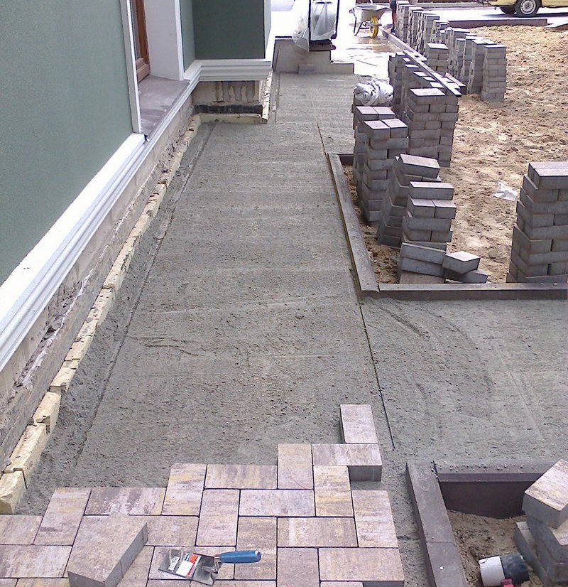 укладка тротуарной брусчатки на бетонное основание