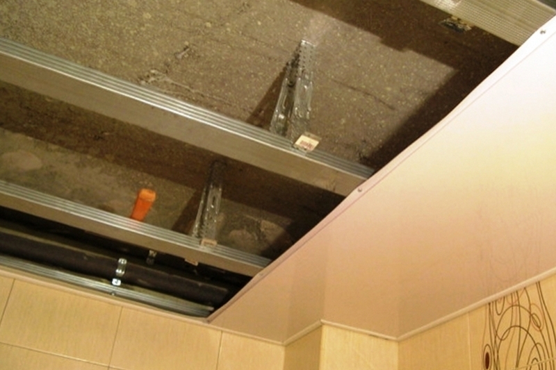 подвесной потолок из пластиковых панелей своими руками